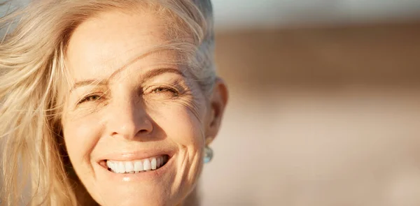 Face Beautiful Mature Woman Beach Smiling Senior Woman Enjoying Beach — Stock Photo, Image