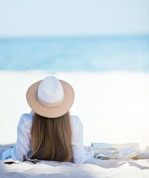 Rearview Beautiful Young Caucasian Woman Relaxing Beach Enjoying Summer Vacation — Stockfoto