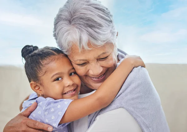 Sorrindo Adorável Menina Raça Mista Abraçando Sua Avó Enquanto Relaciona — Fotografia de Stock