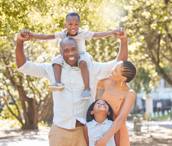 Porträtt Glad Afrikansk Amerikansk Familj Fyra Tillbringa Kvalitetstid Tillsammans Parken — Stockfoto