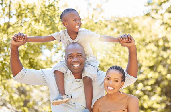 夏の間に公園で一緒に3つの支出の質の高い時間の肖像幸せなアフリカ系アメリカ人の家族 外でお母様とお父様と息子の絆 かわいい男の子と彼の両親は屋外で笑っている — ストック写真