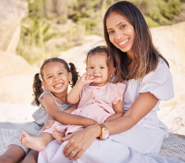 Szczęśliwa Uśmiechnięta Mieszana Rodzina Trzech Kobiet Siedzących Razem Plaży Szczęśliwy — Zdjęcie stockowe