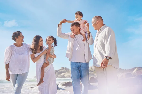 Nesildir Gülümseyen Melez Bir Aile Kumsalda Birlikte Yürüyen Küçük Kızlar — Stok fotoğraf