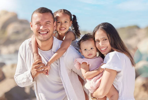 Eine Fröhliche Vierköpfige Mischlingsfamilie Genießt Die Frische Luft Strand Hispanisches — Stockfoto