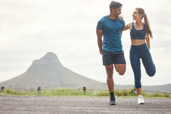 Dışarıda Birlikte Egzersiz Yaparken Yaralanmayı Önlemek Için Isınmak Için Bacaklarını — Stok fotoğraf