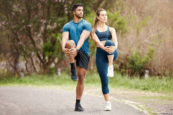 Dışarıda Birlikte Egzersiz Yaparken Yaralanmayı Önlemek Için Isınmak Için Bacaklarını — Stok fotoğraf