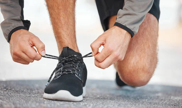 Closeup Shot Young Male Athlete Tying His Shoelaces Going Run — Fotografia de Stock
