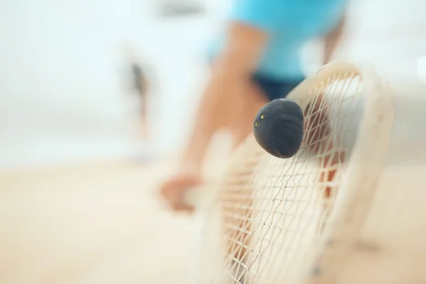 Bir Tenis Maçında Raketle Topa Vuran Bilinmeyen Bir Squash Oyuncusunun — Stok fotoğraf