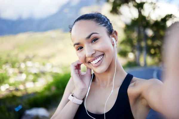 Portret Młodej Mieszanki Rasowej Słuchającej Muzyki Słuchawkami Robiącej Sobie Selfie — Zdjęcie stockowe