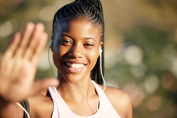 Młoda Afroamerykanka Ręka Podniesiona Geście Zatrzymania Podczas Treningu Naturze Portret — Zdjęcie stockowe