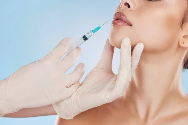 Mooie Jonge Gemengde Ras Vrouw Krijgt Plastische Chirurgie Botox Injectie — Stockfoto