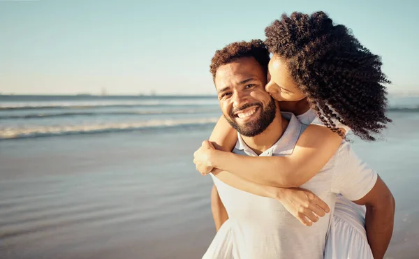 Closeup Portrett Ungt Kjærlig Blandet Par Som Står Stranden Smiler – stockfoto