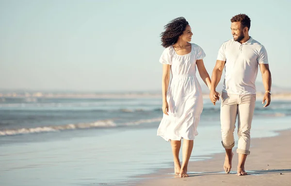 在海滩上散步时 年轻的男女手牵着手 快乐地混血儿 西班牙裔夫妇在海滩上旅行 度假和浪漫 — 图库照片