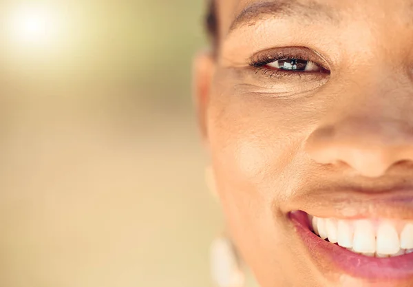 一个年轻美丽的非洲裔美国女人的肖像 在城外呼吸新鲜空气的同时 微笑着的黑人女性露出健康的牙齿和完美的牙齿和口腔卫生 — 图库照片