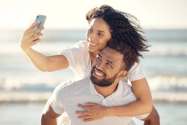 Retrato Close Jovem Casal Raças Mistas Afetuosos Praia Sorrindo Durante — Fotografia de Stock