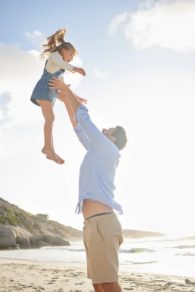 明確な青い空に対して陽気な成熟したお父さんや祖父は女の子を持ち上げる ケアフリー男ボンディングと楽しいを持っています可愛いです赤ちゃん女の子屋外でと彼女を保持で空気晴れた日 — ストック写真