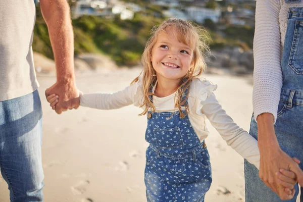中に彼の祖父母と一緒にビーチを歩くと手を握りながら 愛らしい少女笑顔 ビーチで家族の時間を楽しむかわいい白人の女の子 — ストック写真