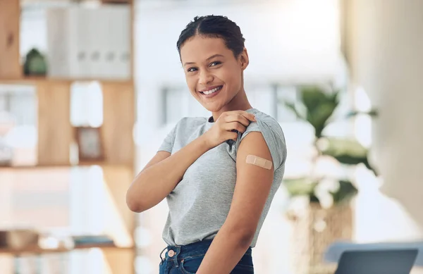 Jovem Mulher Mestiça Feliz Mostrando Bandaid Seu Braço Depois Receber — Fotografia de Stock