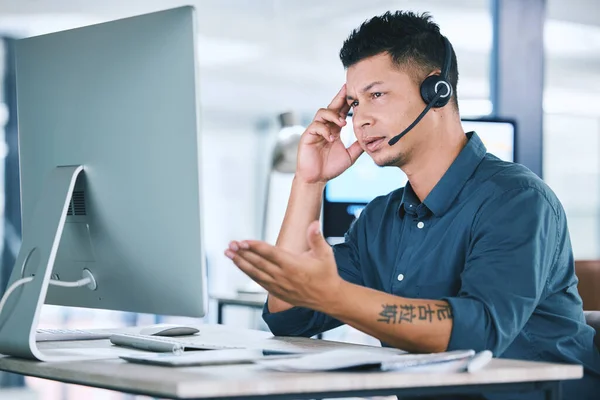 Agente Call Center Hispânico Estressado Confuso Falando Fone Ouvido Enquanto — Fotografia de Stock