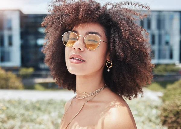 Coole Trendige Afroamerikanerin Mit Lockigem Afro Die Draußen Eine Sonnenbrille — Stockfoto