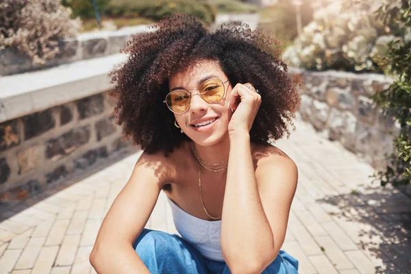 Portrait Young Trendy Beautiful Mixed Race Woman Afro Smiling Posing — Foto Stock