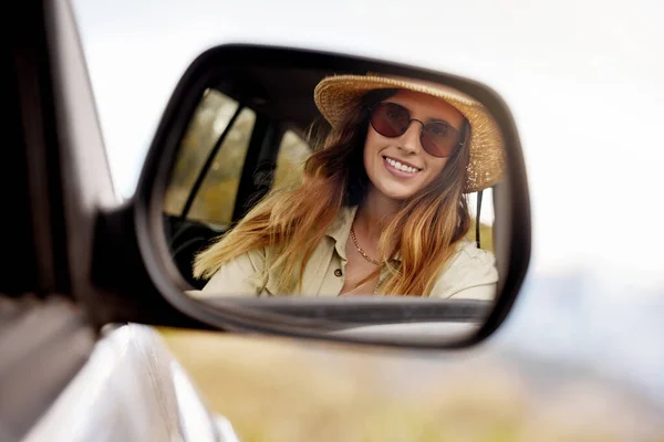 Lächelnde Junge Kaukasierin Die Ihr Spiegelbild Autospiegel Betrachtet Glückliche Frau — Stockfoto