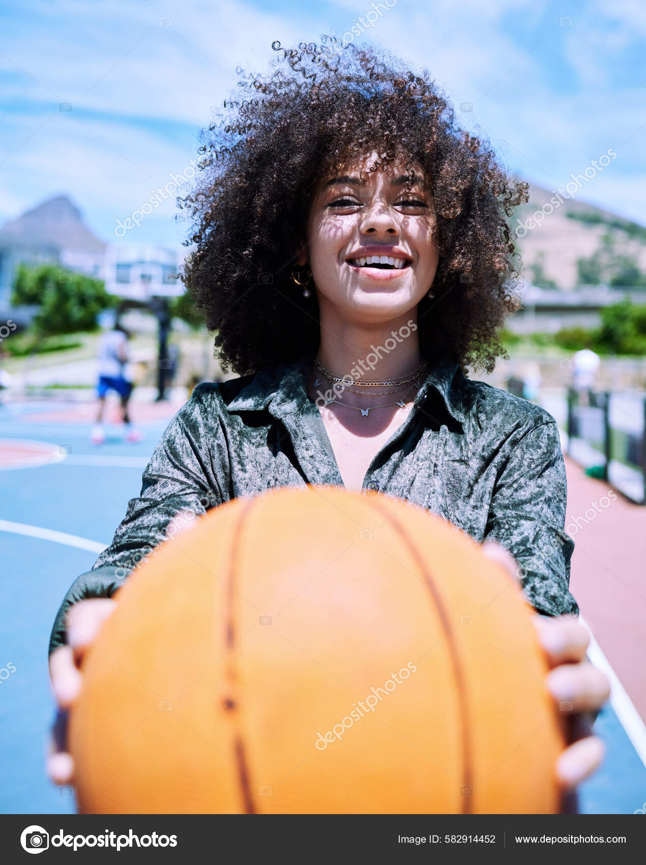 Jovem negro sorridente e feliz praticando esportes, jogando