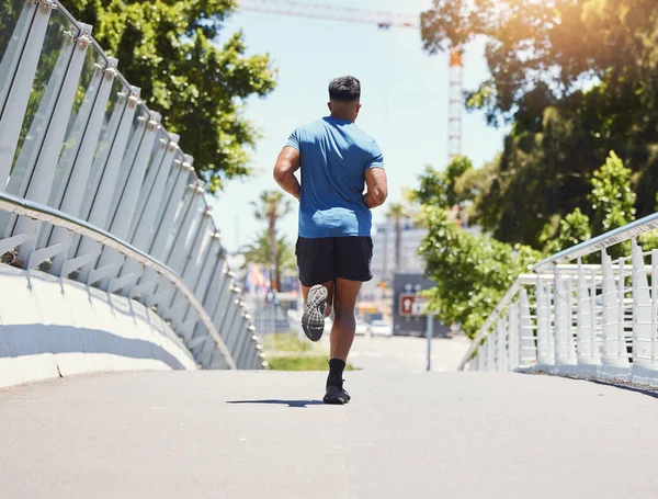 Rearview Encaixa Atlético Misto Corrida Homem Através Uma Ponte Cidade — Fotografia de Stock