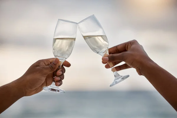 African American Couple Drinking Champagne Sea Together Caring Boyfriend Girlfriend — Stock Photo, Image