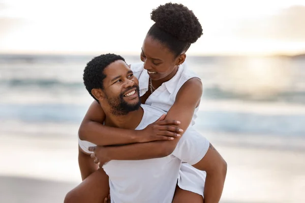 Unga Glada Afrikanska Par Som Tillbringar Dag Havet Tillsammans Glada — Stockfoto