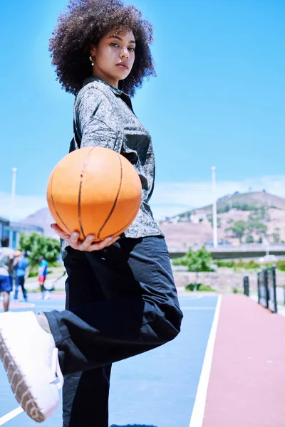 Portret Jednej Modnych Mieszanych Kobiet Rasy Afro Trzymających Koszykówkę Pozujących — Zdjęcie stockowe