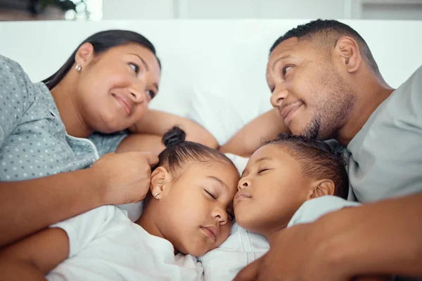 Loving Parents Looking Each Other While Cuddling Two Children Little — Stock Photo, Image