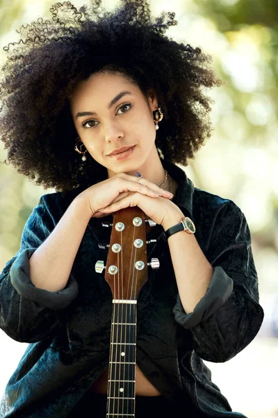 Boldog Fiatal Mosolygós Vegyes Fajú Női Zenész Élvezi Gitározni Parkban — Stock Fotó