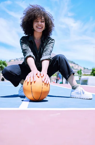 Cheerful Young African African Woman Curly Afro Squatting Holding Basketball — Stockfoto