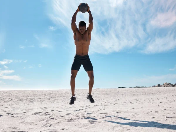 ビーチで働いているハンサムな若いアフリカ系アメリカ人の男性アスリート 砂の上に薬玉で運動する献身的な黒人男性 健康的なライフスタイルにコミットし フィット取得 — ストック写真