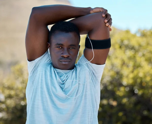 Afro Amerikalı Genç Adam Dışarıda Koşmadan Önce Isınmak Için Kollarını — Stok fotoğraf