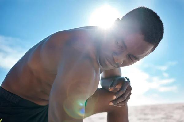 若いトップレスブラックマンは 彼の実行から休憩を取るか 運動のために午前中にビーチでジョギングフィット 彼の心臓と持久力のワークアウトに焦点を当て探している強力な男性ボディビルダーの選手 — ストック写真