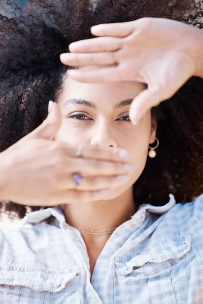 Yüzüne Elleriyle Afro Çerçeveli Güzel Melez Bir Irk Kadınının Yakın — Stok fotoğraf