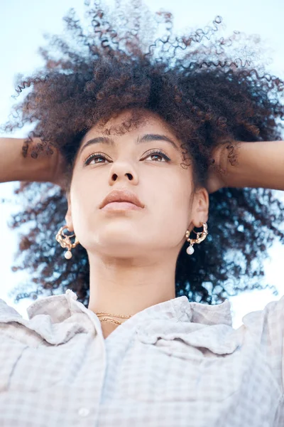 Güzel Melez Genç Bir Kadının Afro Saçlarını Çekerken Yakın Çekimi — Stok fotoğraf
