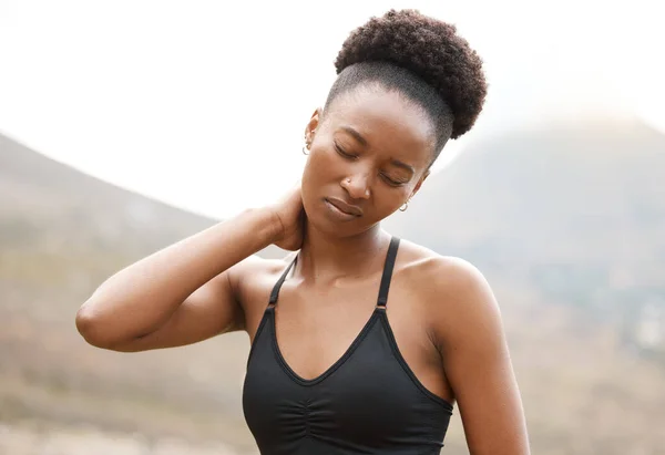 Jonge Afro Amerikaanse Vrouw Die Nekpijn Heeft Terwijl Buiten Natuur — Stockfoto