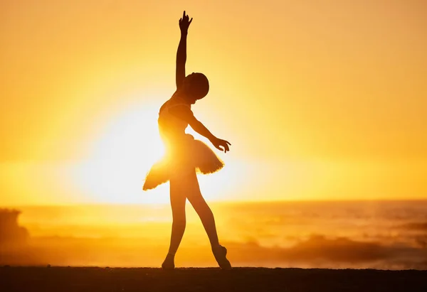 Silhouette Einer Jungen Balletttänzerin Strand Bei Sonnenuntergang Anmutige Schlanke Ballerina — Stockfoto