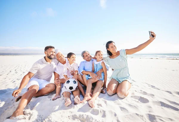 Πολυεθνική Οικογένεια Που Παίρνει Μια Selfie Για Συλλάβει Και Τεκμηριώσει — Φωτογραφία Αρχείου