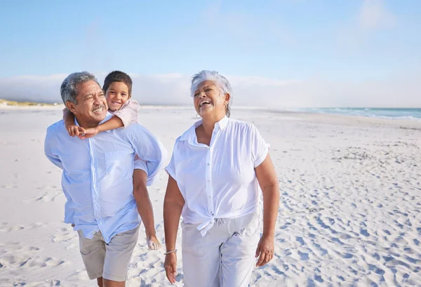 Щасливі Змішані Гонки Бабусі Дідусі Ходять Пляжі Своїм Онуком Маленький — стокове фото