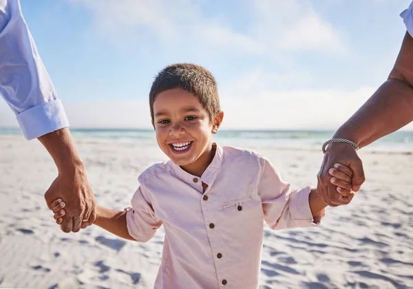 Adorable Niño Sonriendo Mientras Caminaba Por Playa Con Sus Abuelos — Foto de Stock