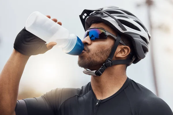 Close Male Cyclist Taking Break Drinking Water Bottle Fit Young — ストック写真