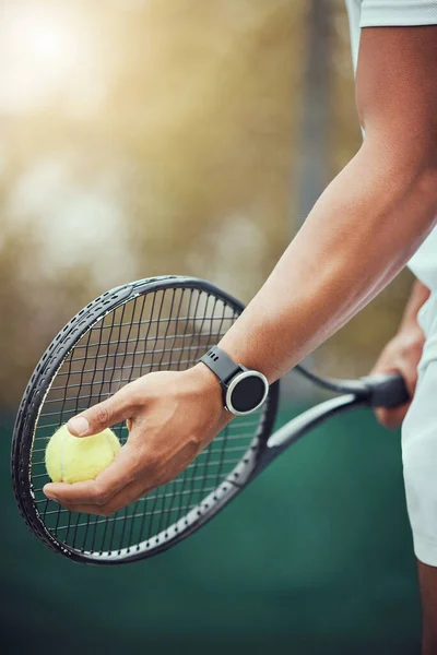 Homem de tênis e equipe está pronto em uma quadra para jogo e exercício com  bem-estar na índia atleta masculino juntos e competição de raquete com  aptidão para um desafio com um treino ao ar livre