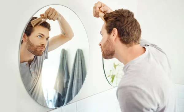 Ein Gutaussehender Mann Kämmt Sich Daheim Badezimmer Die Haare Kaukasischer — Stockfoto