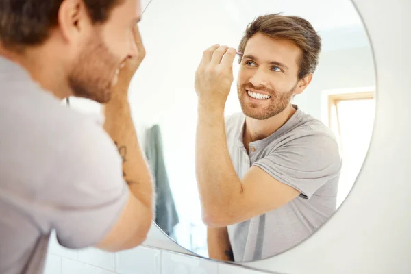 Ein Gutaussehender Mann Pinselt Sich Heimischen Badezimmer Die Augenbrauen Kaukasische — Stockfoto