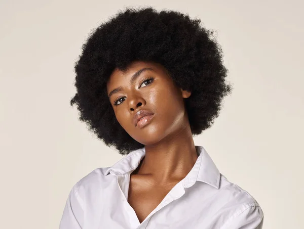 Studio Portret Młodej Olśniewającej Afroamerykanki Pięknym Afro Pewny Siebie Czarny — Zdjęcie stockowe