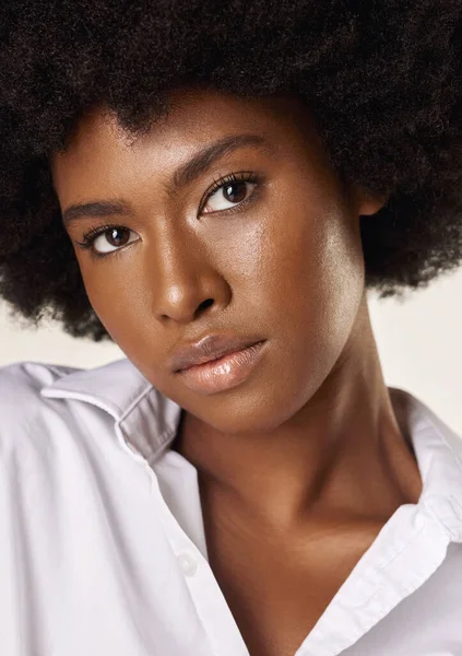 Studio Portrait Young Stunning African American Woman Beautiful Afro Confident — Stock Photo, Image